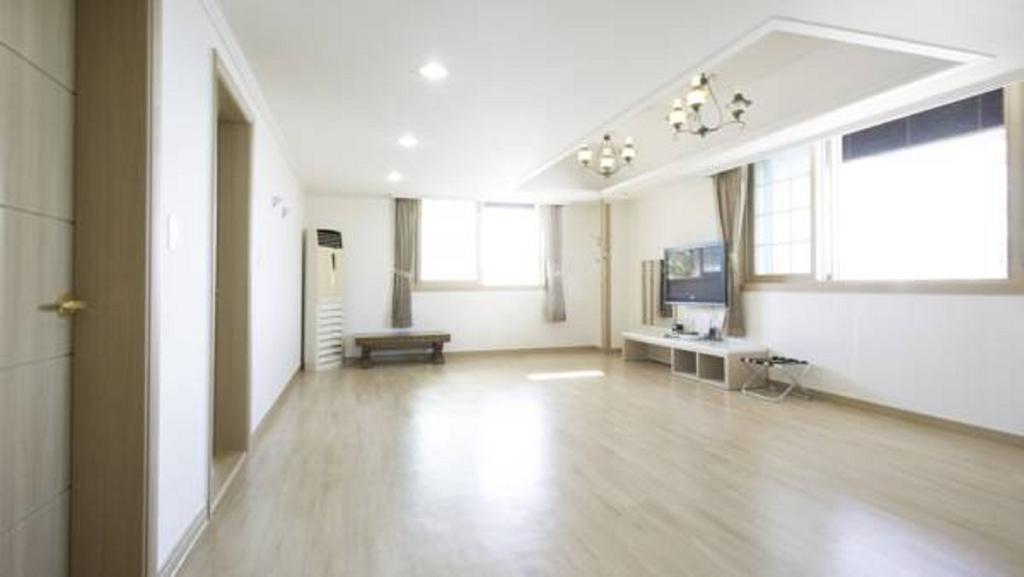 Tongyeong Bay Condo Hotel Exteriör bild