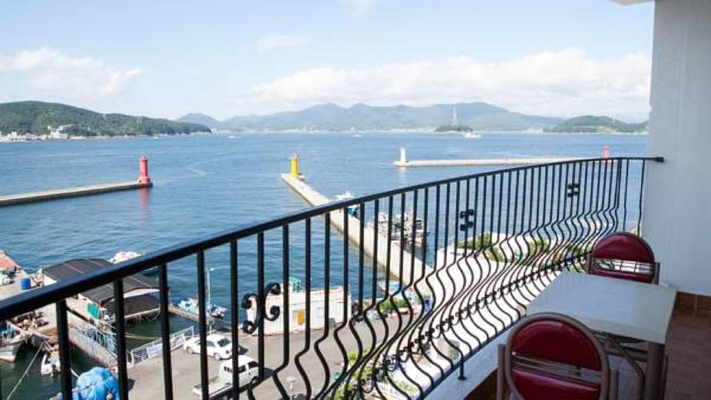 Tongyeong Bay Condo Hotel Exteriör bild
