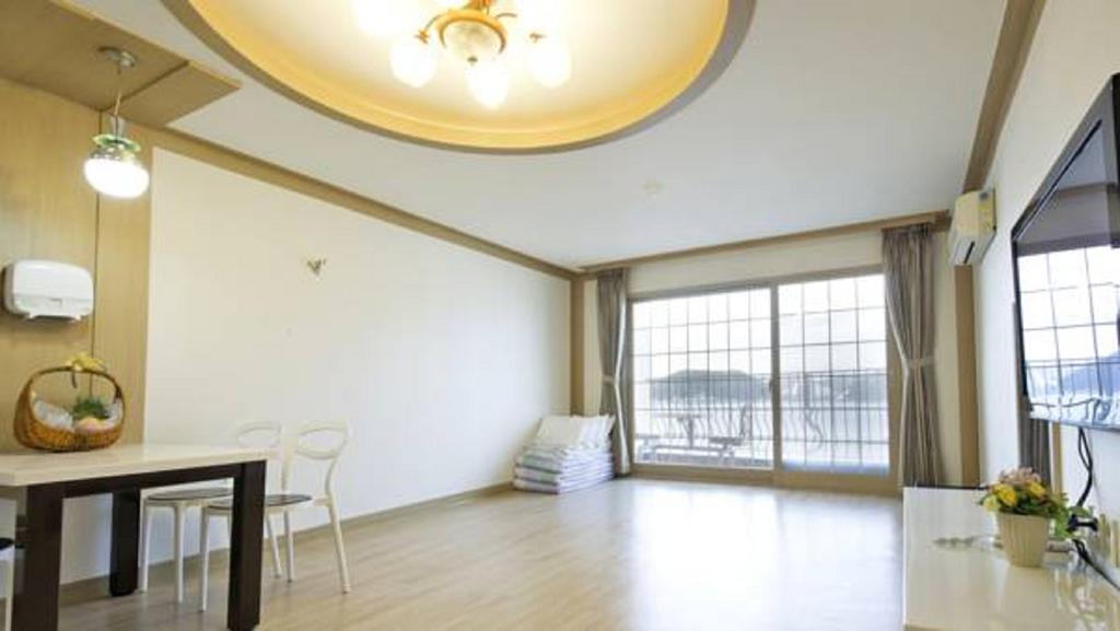 Tongyeong Bay Condo Hotel Exteriör bild