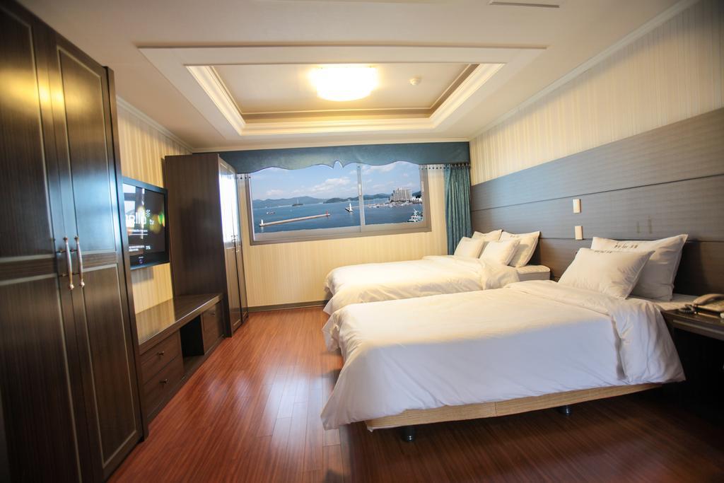 Tongyeong Bay Condo Hotel Exteriör bild