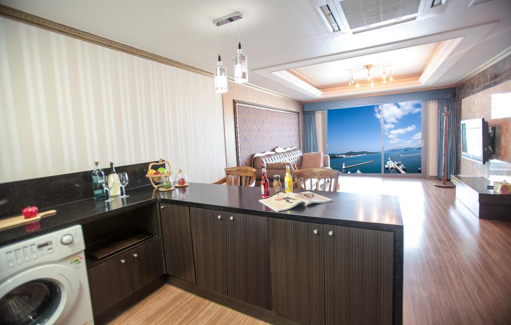 Tongyeong Bay Condo Hotel Exteriör bild
