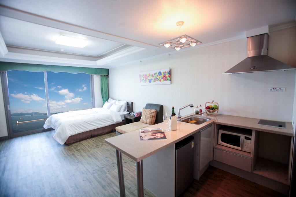 Tongyeong Bay Condo Hotel Exteriör bild
