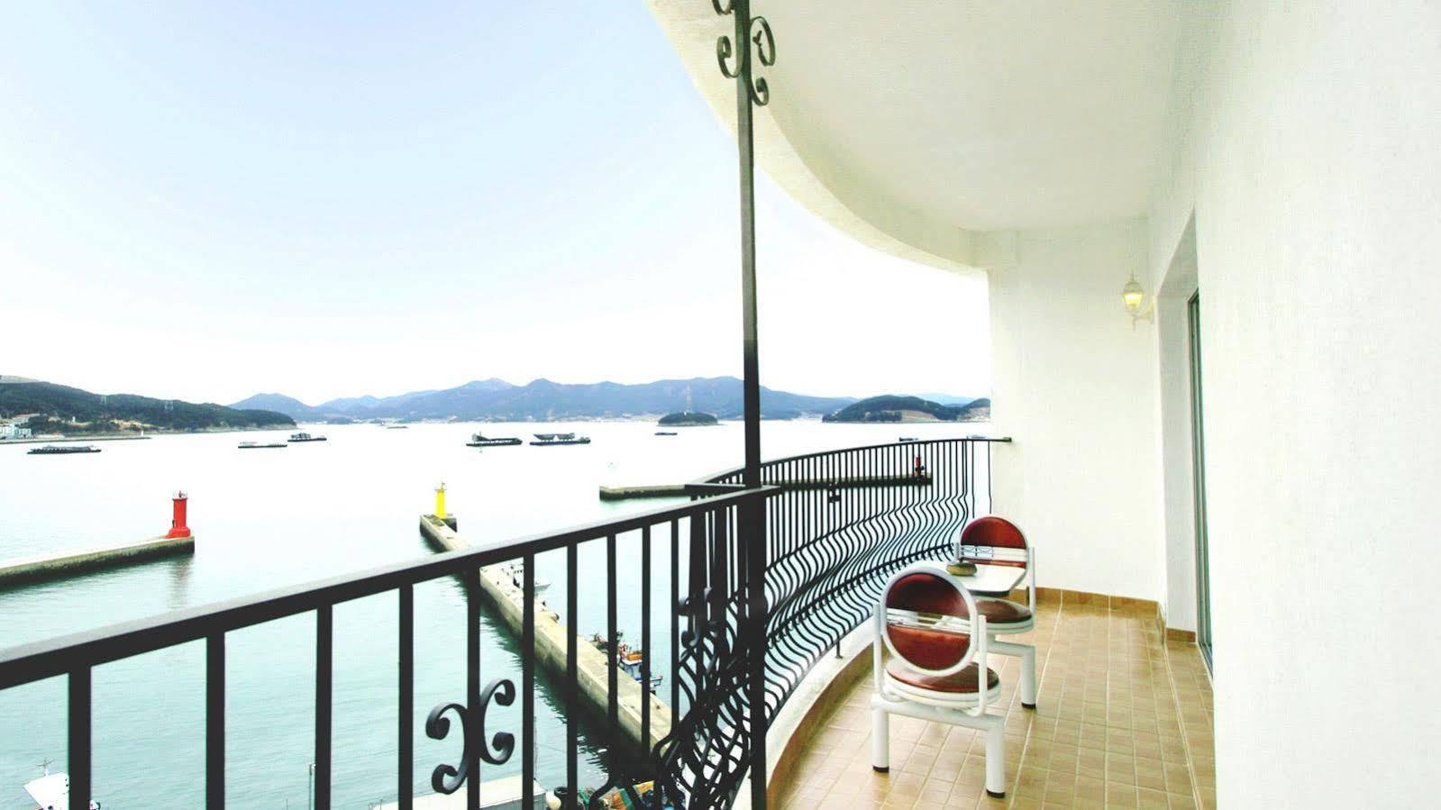 Tongyeong Bay Condo Hotel Exteriör bild